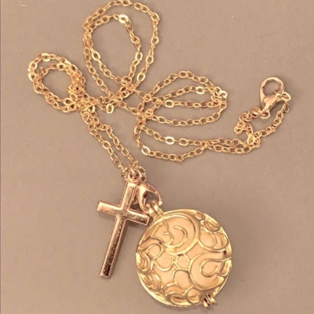 Open & Close Round Locket in Gold for Essential Oils with 22" Gold chain